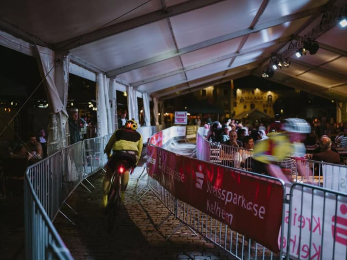 Links beendet, rechts beginnt ein Fahrer seine Runde