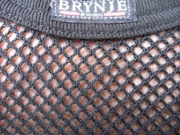   Netzunterhemden aus Polypropylen wie das „Super Thermo Shirt“ von Brynje isolieren am besten, wenn man als dritte Schicht winddichte Westen oder Jacken trägt. Ein Kühleffekt bei hohen Intensitäten ist nicht vorhanden. 