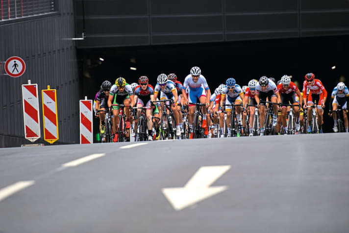   Tunnelblick
 	Mit dem Race am Rhein tauchten die Radsportler in Düsseldorf aus der Versenkung auf
