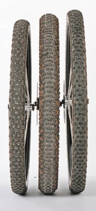   Hier wird der Unterschied der gängigen MTB-Laufradgrößen sichtbar: Links 27,5 Zoll, in der Mitte die Plus-Version 27,5+ und rechts 29 Zoll. Das Traditionsmaß 26 Zoll spielt bei aktuellen Bikes keine Rolle mehr.