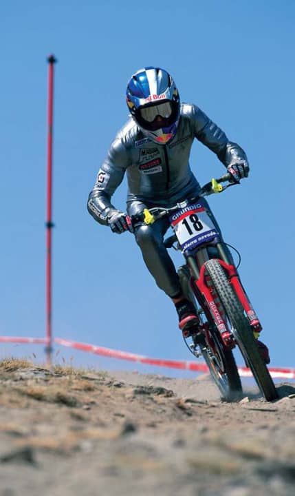   Vermummt und schnell: Regina Stiefl dominierte Anfang der Neunziger die Downhill-Szene im Mountainbiken.