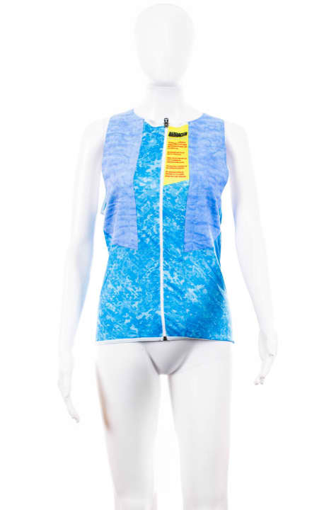 <a href="http://www.bioracer.com/" target="_blank" rel="noopener noreferrer nofollow">Bioracer</a>  Cooling Top   Die meisten Funktionsstoffe sollen schnell trocknen. Diese Weste macht genau das Gegenteil.  Jury Statement: Die kühlende Wirkung des absorbierenden Materials hat uns beeindruckt. Hinzu kommt als nützliches Detail der Reißverschluss, mit dessen Hilfe das Cooling Top schnell an- und ausgezogen ist.