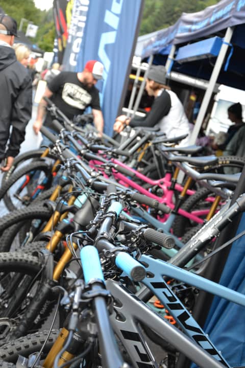 Pivot stellt eine ganze Flotte von Testbikes zur Verfügung auf dem BIKE Festival. Und Beratung gibt’s dazu gratis.