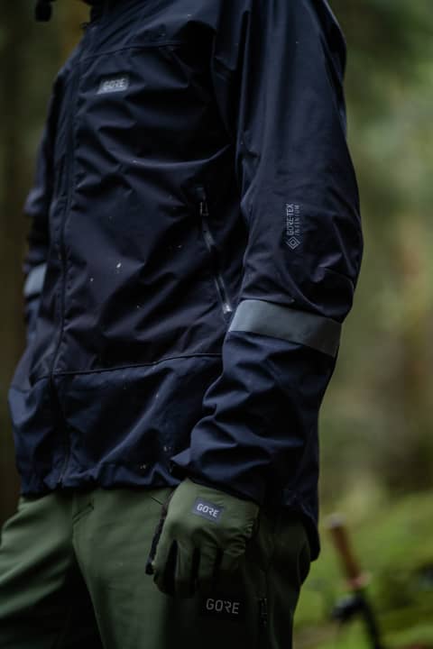 Die Reißverschlusstaschen sind etwas höher angeordnet, damit man auch mit Rucksack noch an den Inhalt kommt.