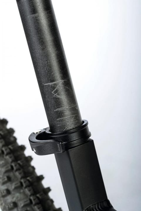   Ärgerlich: Einmal die Sattelstütze verstellt, schon sind dicke Kratzer im Alu. Schlecht ausgeriebene Sitzrohre sollten eigentlich der Vergangenheit angehören. Leider nicht bei den Test-Bikes von KTM und Univega.