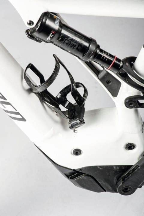   Der Flaschenhalter ist bei Specialized serienmäßig an Bord, ebenso ein Minitool, das unter dem Flaschenhalter permanent am Bike Platz findet.