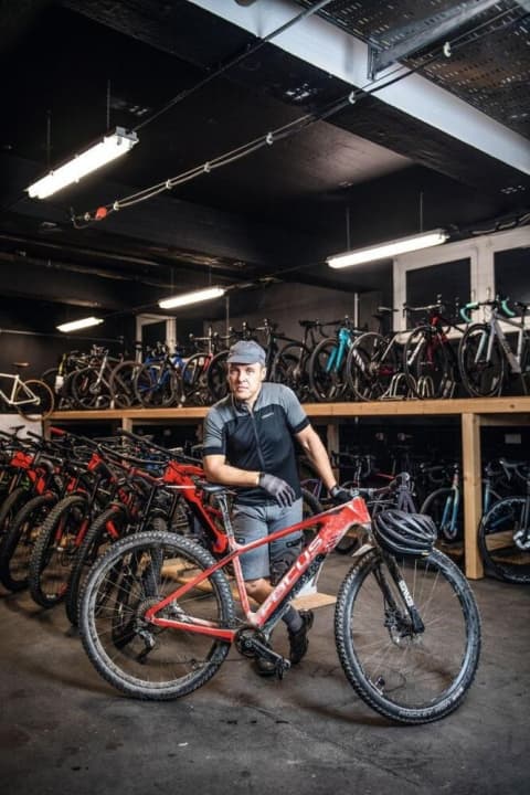   Chris Schleker, EMTB-Testautor:  "Ein paar Tuning-Maßnahmen mussten sein, dann war das auf 13,9 Kilo abgespeckte Bike mein heißgeliebtes Trail Geschoss! Sportlich-straff und mit nur sanfter Unterstützungsfunktion für Ausfahrten in leichtem Gelände.   Perfekt auch als edler Job-Commuter. Ein echtes Traum-Bike!"