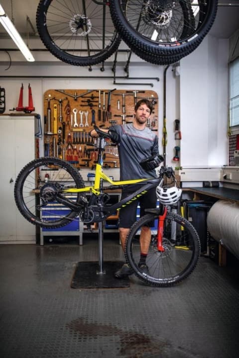   Florentin Vesenbeckh, stellvertretender Chefredakteur EMTB: "Macht ein E-MTB den Dauereinsatz auf Enduro-Trails mit? Nach einer Saison auf dem Spectral:On habe ich den Eindruck: ja. Das Bike war perfekter Spielpartner für das schnelle Tiefenmetersammeln, hat aber auch ein paar wenige Federn gelassen."