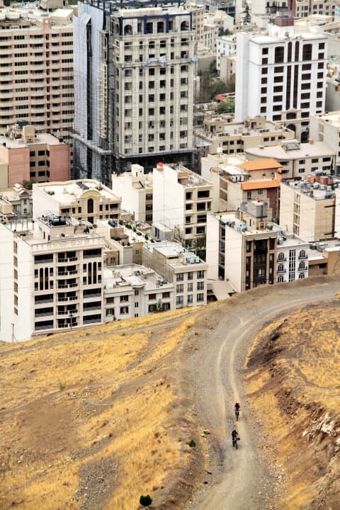   Schöner biken? Am Stadtrand von Teheran ragen die 3000er in die Höhe, doch der Blick zurück ist eher zum Gruseln. Im Iran gibt es eine kleine Downhill-Szene. Die Jungs schieben oder shutteln hoch, um dann über grobe Pfade nach unten zu bolzen; Enduro-Touren sind nahezu unbekannt.