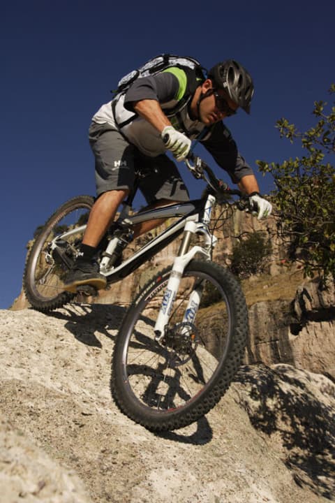   Auf den ruppigen Fels-Trails im Copper Canyon/ Mexico konnten wir das neue „Remedy“ ausgiebig fahren. Fazit: ein leistungsstarkes Enduro mit spürbar hoher Steifigkeit und Lenkpräzision, hervorragend abgestimmtem Hinterbau und angenehmer Geometrie.