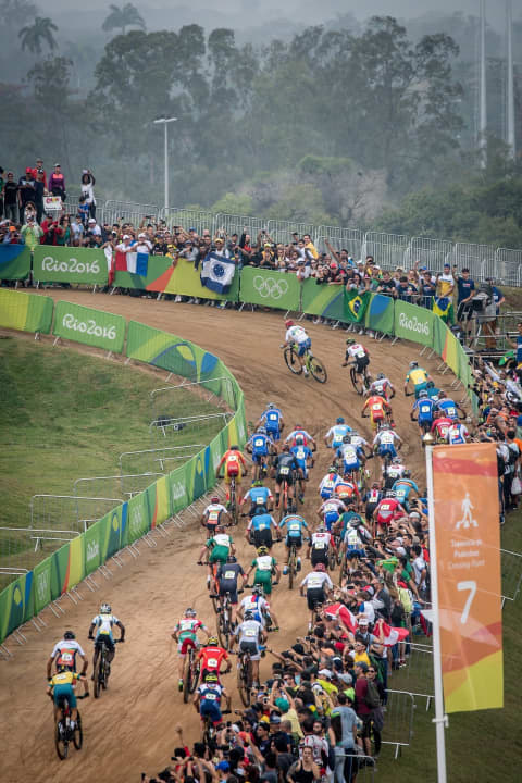   Doch nach der Einführungsrunde mischt Sagan schon vorne mit. Er ist ganz rechts an der Bande mit der Rückennummer 50 zu sehen.