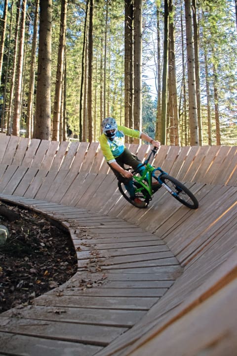   Beziehungs-Highlights – 12 Mal Samerberg: Ganze 12 Mal zog es Daniel Hooper in den nahe gelegenen Bikepark Samerberg. Darunter ein Vier-Tage-Daueraufenthalt mit unzähligen Runs. Auch hier fühlte sich das Tyee ausnahmslos pudelwohl. 