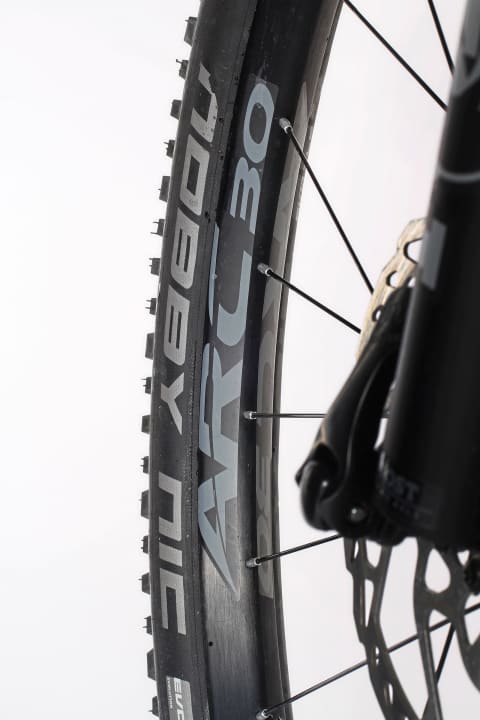  6. Trotz 30 Millimeter breiter Felgen und 2,35er-Reifen verbaut Ghost die leichtesten Laufräder im Test. Das Asket lässt sich so nicht nur super beschleunigen, sondern auch mit recht geringem Luftdruck fahren. Zudem tragen die Laufräder auch einen Großteil zur Agilität des Bikes bei.