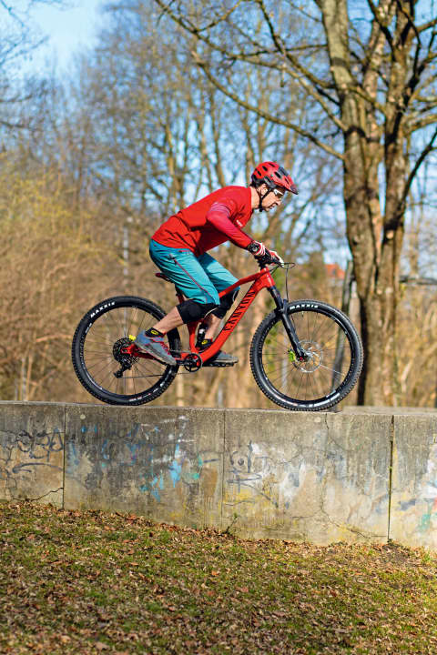   Anfahrt: Die Erfahrung zeigt: Viele Drop-Novizen fahren zu langsam an. Also: mit Schwung! Kurz vor der Kante ist die Kurbelstellung horizontal – das bringt Ruhe in die Anfahrt. Beine und Arme sind leicht gebeugt. Der Blick visiert die Kante an. | Falsch:  Wer Angst hat, fährt zögerlich an. Wahrscheinlich der gefährlichste und häufigste Fehler beim Droppen. | Falsch: Verkrampfen – Folge: Kontrollverlust