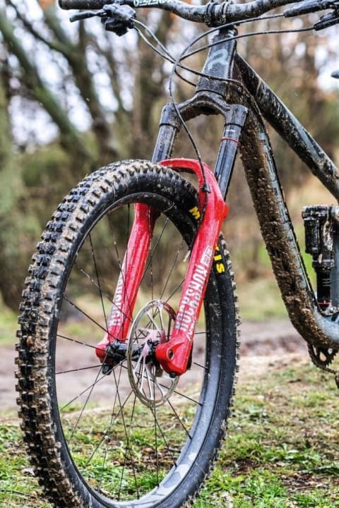   2019 wird die Lyrik erstmals auch in der Farboption Boxxer-Red erhältlich sein. Der Preis der Gabel liegt bei 1109 Euro.