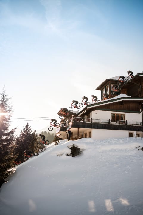   Massiver Drop vom Dach einer Hütte. Ein großes Porträt von Fabio Wibmer gibt's in BIKE 6/18 – ab 2. Mai am Kiosk.