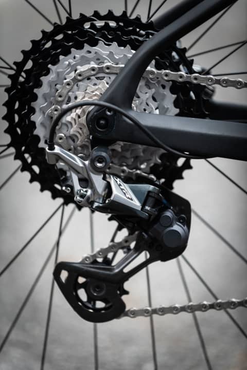   Deutlich kantiger als die alte XTR kommt die neue Top-Schaltung von Shimano daher. Bei der Kassette kommen drei Materialien zum Einsatz: Stahl, Titan und Alu.
