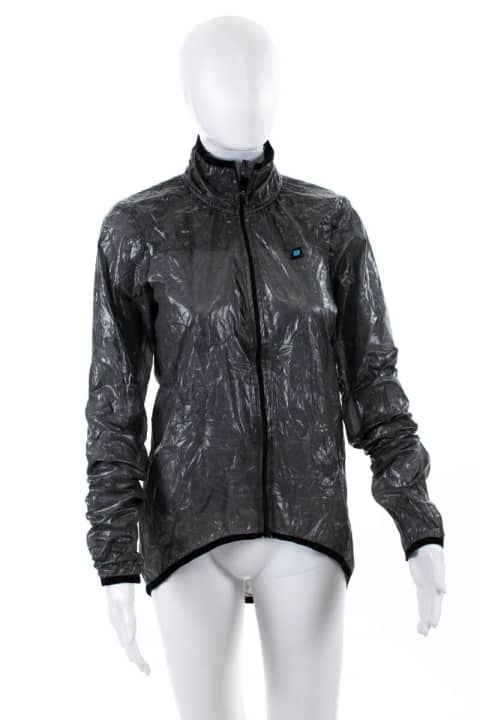 <a href="http://www.biehler-cycling.com/" target="_blank" rel="noopener noreferrer nofollow">Biehler</a>  Neo Classic Rain Jacket "Wechselhaft"   Die nur 131 Gramm leichte Regenjacke ist komplett aus reflektierendem, wasserdichtem Stoff hergestellt und passt in jede Rückentasche.  Jury Statement: Bei dieser Jacke gefällt uns die hervorragende Verarbeitung der Funktionsmaterialien. Innovativ ist auch die Idee einer klein zusammenlegbaren Regenjacke aus komplett reflektierendem Material.
