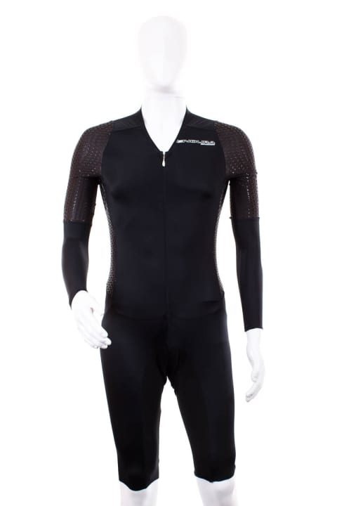 <a href="http://www.endurasport.com/" target="_blank" rel="noopener noreferrer nofollow"> Endura  </a> D2Z Encapsulator Suit   Auf der Suche nach den letzten Sekunden ist dieser Einteiler ein heißer Tipp für Zeitfahr-Athleten und andere, die so möglichst aerodynamisch durch den Wind schneiden wollen.   Jury Statement: Sowohl das schöne Design als auch die hohe Qualität dieses Produkts haben uns beeindruckt. Ein interessantes und innovatives Detail ist das atmungsaktive Material für die Befestigung der Startnummer bei Wettbewerben.