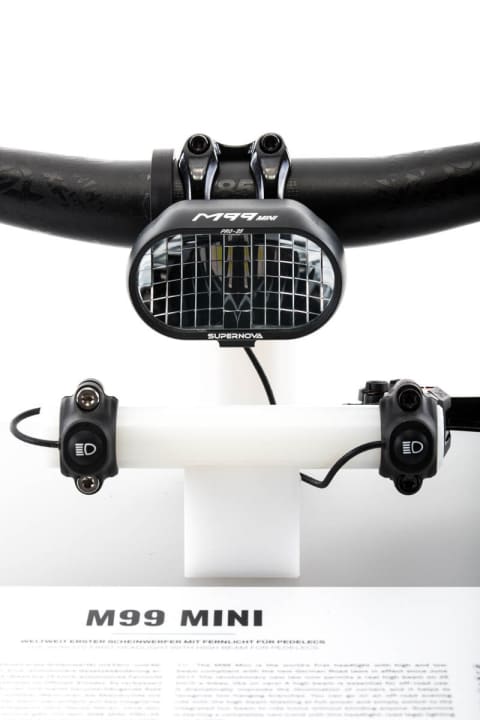 <a href="http://www.supernova-lights.com/" target="_blank" rel="noopener noreferrer nofollow">Supernova</a>  M99 Mini E-Bike Scheinwerfer   Jury Statement: Gängige Scheinwerfer sind für schnelle Pedelec-Fahrer häufig nicht ausreichend. Die Fernlicht-Funktion des Supernova M99 Mini schafft hier Abhilfe und ist damit ein echter Fortschritt, während die Fernbedienbarkeit gleichzeitig einen ergonomischen Vorteil bringt. Außerdem ist das Design mit der Integration der Hupe in den Bremshebel sehr smart.