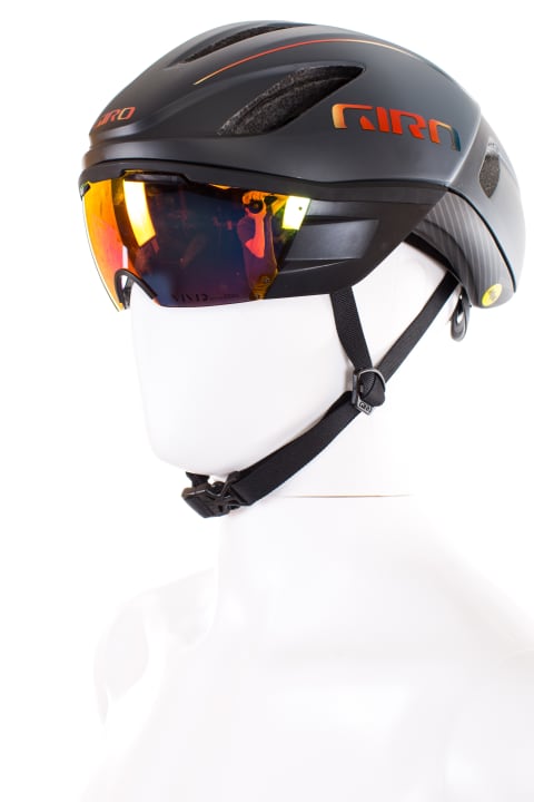 <a href="http://www.giro.com/" target="_blank" rel="noopener noreferrer nofollow">Giro</a>  Vanquish MIPS helmet Jury Statement: Bei diesem Helm überzeugte uns sein fantastisches Design, das aerodynamischen Anforderungen gerecht wird. Auch der fest sitzende Visor, der bei Dämmerung leicht abgenommen werden kann, hat uns gefallen.