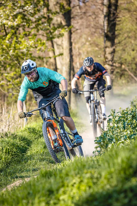 Federweg, Reifen, Cockpit und Sattelstütze: Wir zeigen die Weichen, die man stellen muss, um ein Marathon-Bike auf die Sport-Tourer-Schiene zu leiten. Ab Seite 40
