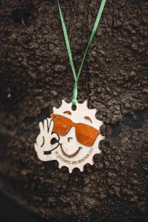   Die Finisher-Medaille ist aus Holz und hat jedes Jahr ein anderes Design. Diese hier gab es voriges Jahr.