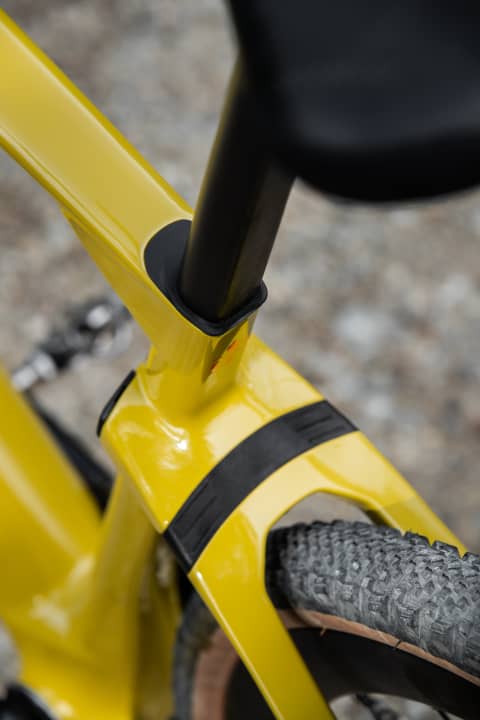   Wie beim <a href="https://www.bike-magazin.de/mtb_news/mtb_neuheiten/bmc-twostroke-2021" target="_blank" rel="noopener noreferrer nofollow">Hardtail Twostroke</a>  generieren ein spezielles Carbon-Layup des Hinterbaus und das D-Profil der Sattelstütze viel Sitzkomfort. Zusätzlich kommt ein Elastomer als Dämpfungselement zum Einsatz, das zehn Millimeter Federweg liefert.
