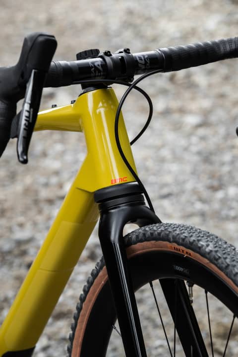   Wie am <a href="https://www.tour-magazin.de/raeder/rennraeder/das-neue-specialized-diverge/a49033.html" target="_blank" rel="noopener noreferrer nofollow">Specialized Diverge (Future Shock 2.0)</a>  integriert BMC sein Federelement (Micro Travel Technology) in den Gabelschaft. 20 Millimeter Federweg stehen so an der Front zur Verfügung. Die Federungseinheit besteht aus zwei Schalen: die untere Stahlschale enthält die Hydraulikkammer, während die obere eine Stahlfeder enthält. Über ein Drehrad am oberen Gabelschaft kann man das Lockout betätigen und drei verschiedene Federhärten einstellen. Zusätzlich lässt sich die Federung über Spacer individuell abstimmen.