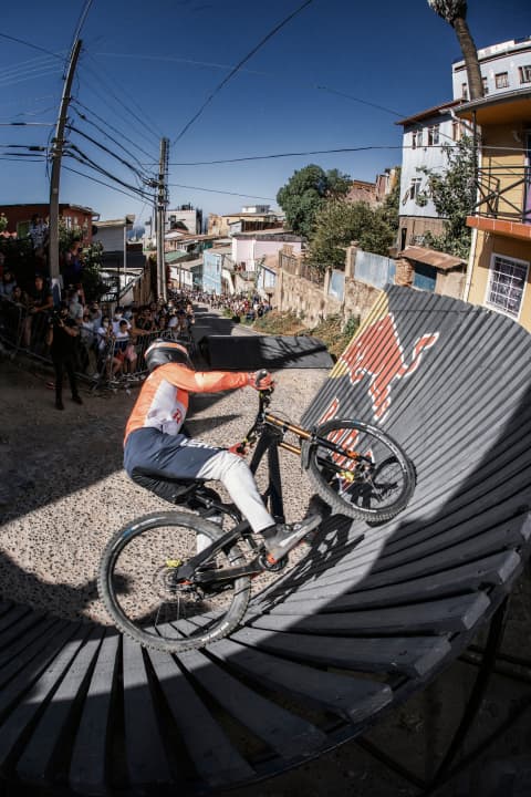   Johannes Fischbach drückt sein Downhill-Bike in den Holzanlieger. Am Ende fehlen zwei Zehntel auf den zweiten Platz.