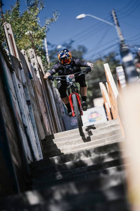  Während Johannes Fischbach auf eine Doppelbrücken-Gabel setzte, reicht dem Tschechen Tomas Slavik ein Enduro-Bike mit Singlecrown-Gabel.