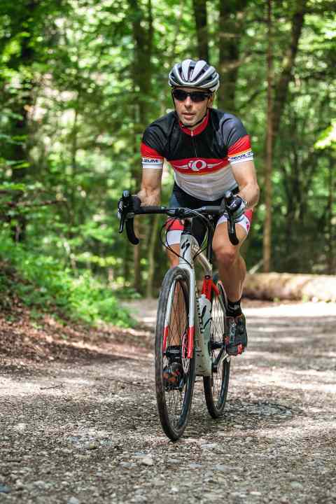 Gravel-Fahrtechnik beim Bergauf fahren: Nehmen Sie genügend Schwung mit und schalten Sie rechtzeitig, am besten schon vor dem Berg.