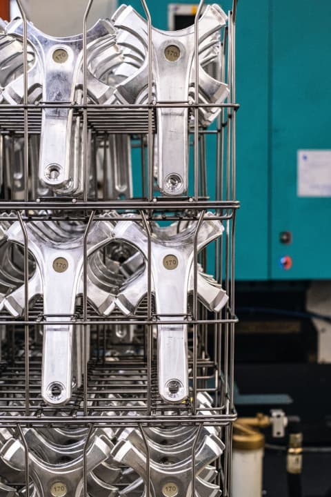 Nur die Kurbeln der Centaur-Gruppe bestehen noch aus geschmiedetem Aluminium. Im Gegensatz zur Carbonfertigung der anderen Gruppen ist ihr Anblick nicht geheim