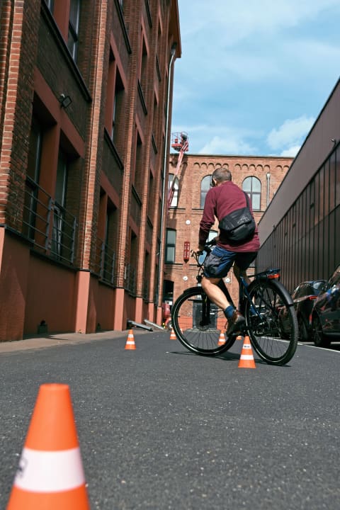 Zonder en met bagage: Met name de low-entry fietsen worden intensief getest op hun wegligging.