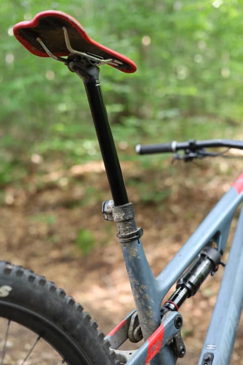 Nach 1000 Kilometern im Fahrtest entwickelte die fast ein Kilo schwere Merida-Variostütze mit 230 Millimetern Hub ein leichtes Spiel in alle Richtungen. Die Funktion ist weiterhin top.