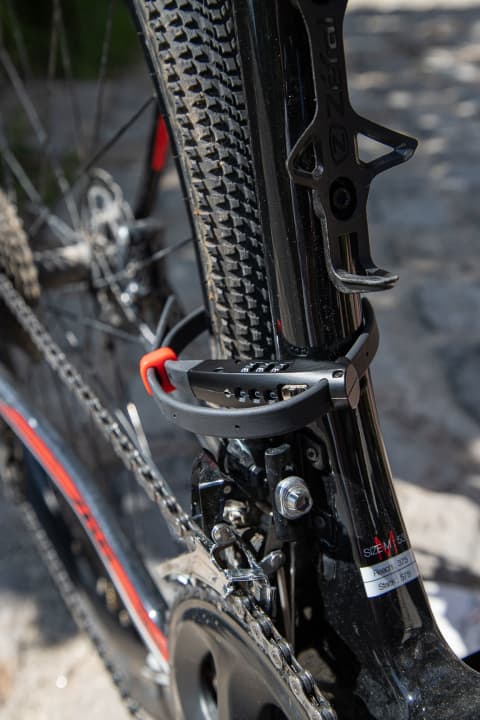 Durch sein geringes Gewicht von nur 86 Gramm und die kompakten Maße ist das K-Traz Zip 3 ein handliches Fahrradschloss, das in jede Trikottasche passt.