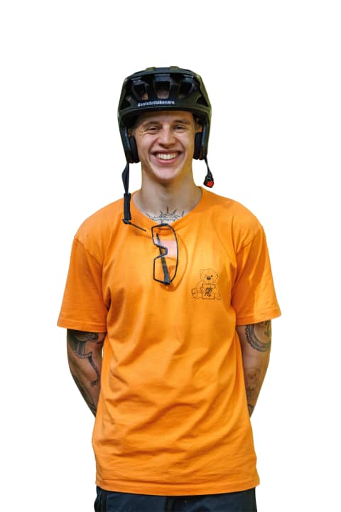 Lukas Schäfer (27)
, Profi-Freerider 
Radon-Bikes: 

Der Rheinländer aus Boppard liebt alle Arten des Bikens. Egal ob Enduro oder Bigbikes: „Stylen geht immer“, sagt Lukas. Uns verriet er, wie auch Du Deinem Trailride die passende Portion Style verpasst.