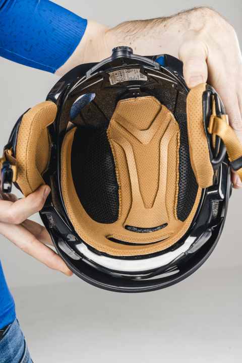 Großflächige Helmpolster und kleine Lüftungsschlitze machen den Helm sehr warm.