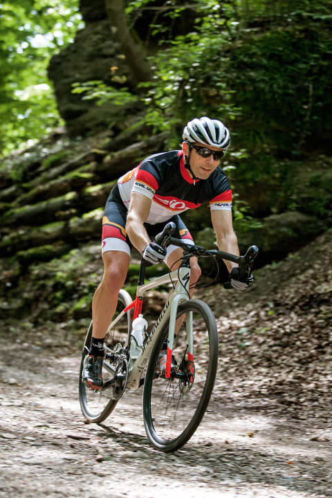 Fahrtechnik-Gravel-bergab-fahren