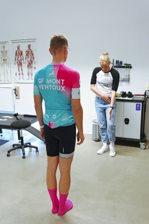 Durch Beobachtung des Gangs findet Uli Plaumann Hinweise zur Korrektur der Pedalplatten