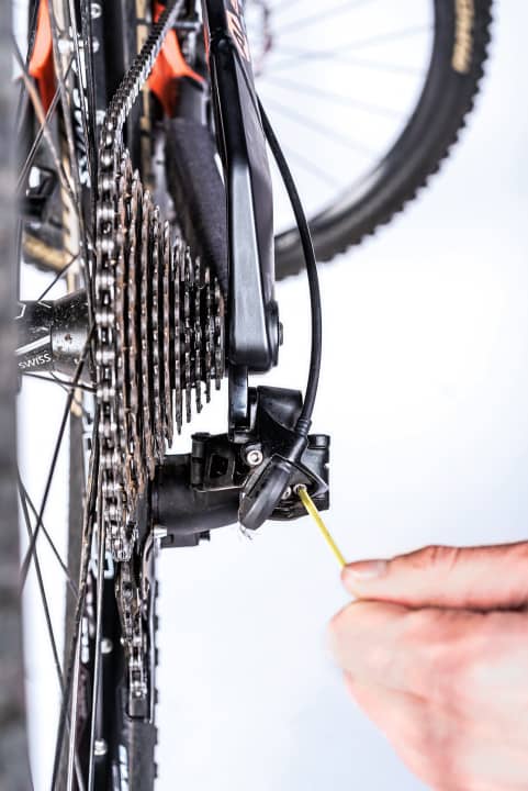    Unteres Limit einstellen: Rattert die Kette auf dem kleinsten Ritzel? Dann mit der (bei Sram-Schaltungen) inneren Begrenzungsschraube den Anschlag auf dem kleinen Ritzel so einstellen, dass das obere Leitröllchen des Schaltkäfigs direkt unterhalb des kleinsten Ritzels steht. Schraube nach links drehen, bewegt den Schaltkäfig nach rechts außen und umgekehrt.