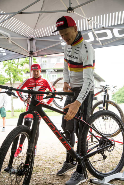   Markus Schulte-Lünzum, der deutsche Meister im Cross Country war in die Entwicklung eingebunden. Florian Vogel wurde bereits zwei Mal Vierter im Worldcup auf dem Raven Max.