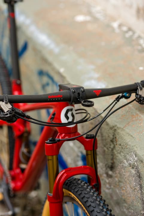 Die CNC-gefräste Garmin-Halterung thront wie angepinnt vor der Lenkzentrale.