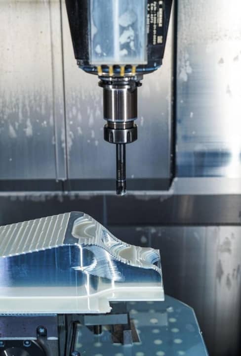 Das Frace besteht aus acht komplett CNC-gefrästen Einzelsegmenten, die mit Titanschrauben verbunden sind. Hier entstehen die Kettenstreben, die aus einem Teil bestehen. Mit bis zu 15 000 Umdrehungen pro Minute nagt das Fräswerkzeug am Alu-Rohling.