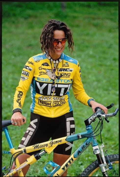   Missy "The Missile" Giove verkörperte das Wilde und Unangepasste des MTB-Sports, wie kaum ein anderer Star. Der getrocknete Piranha, der um ihren Hals baumelte, schwamm einst in ihrem Aquarium und hieß Gonzo.
