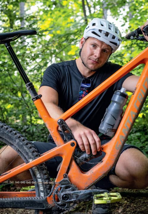Fabian Kürzdörfer hat die Federelemente seines Santa Cruz Hightower (150 Millimeter Federweg) vor einem Jahr nach Tabelle eingestellt und seitdem nicht mehr kontrolliert. Für seine wurzeligen Hometrails passt das Setup trotzdem … weitgehend.