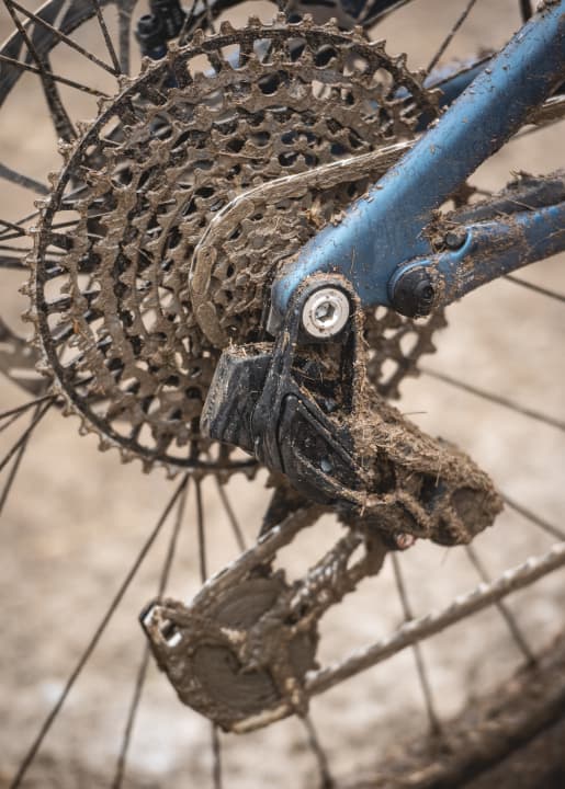 Beim E-MTB-Rennen musste das neue Sram AXS-Schaltwerk gleich mal zeigen, dass es auch bei matschigen Rennbedingungen souverän funktioniert.
