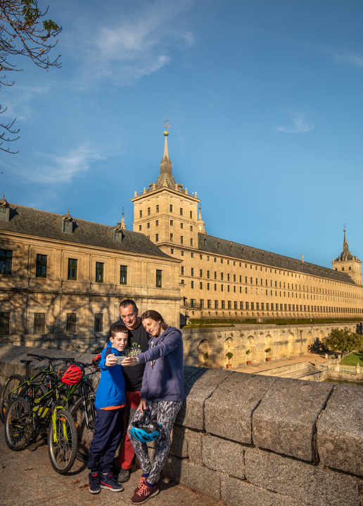 Entdecke auf der Route berühmte Sehenswürdigkeiten mit dem Rad – wie hier San Lorenzo de El Escorial.