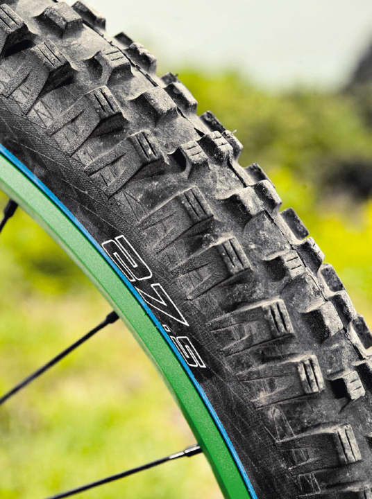   Für satten Grip und viel Dämpfung  setzt Liteville den Prototypen des neuen Magic Mary von Schwalbe auf breiten Syntace-Felgen ein.