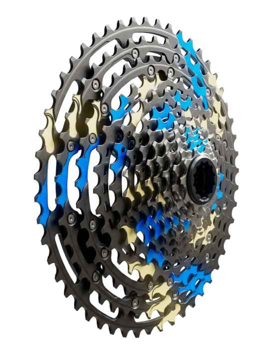 Nein, das ist keine abgefahrene Farbvariante der neuen Shimano XTR Kassette. Die markierten Flächen zeigen die speziellen Gleitbereiche über welche die Kette besonders geschmeidig auf das größere, beziehungsweise kleinere, Ritzel wechseln soll.